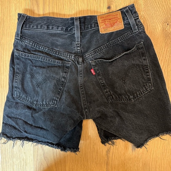 Levi’s 501® Original High Rise Mid-Thigh Women's Shorts - Picture 3 of 7